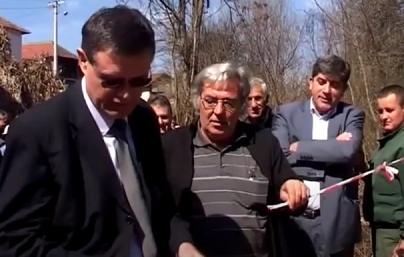 ČOVEK KOJI JE TUŽIO VUČIĆA SVEČANO OTVORIO NAJMANJI MOST NA SVETU! Ko je niški političar Bane Banana, kome se ceo Balkan smejao!