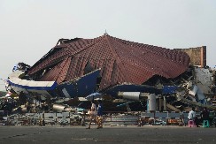 ZEMLJA U PAKLU, BOMBE PADAJU DOK SE TLO TRESE! Hunta nastavlja sa bombardovanjem Mjanmara i pored užasa