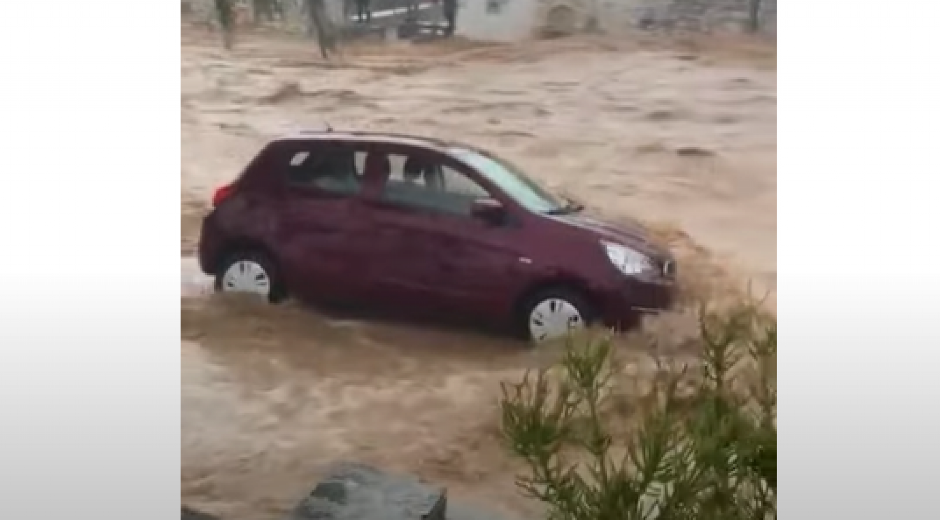 JEZIVA OLUJA U GRČKOJ Bujica nosi automobile kao da su od PAPIRA! UPOZORENJE NA SNAZI (VIDEO)