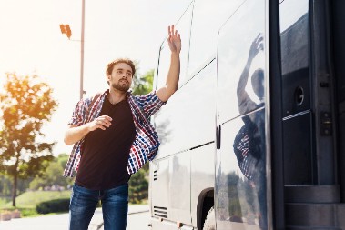 VIC DANA Haso trči za busom i viče se iz sveg glasa...