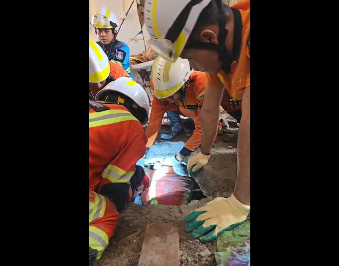 PROVELA ISPOD RUŠEVINA ZGRADE 91 SAT! Vatrogasci kopali put do žene (63), mesto gde je bila danima BUDI JEZU (FOTO/VIDEO)