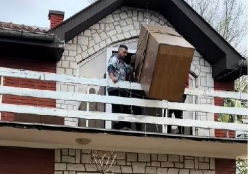 ''ALA STE GA OPRAVILI, SVAKA VAM ČAST'' Srbi pokušali da spuste ormar preko terase, a onda se desilo nešto skroz neočekivano! (VIDEO)