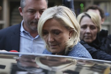 LE PEN DOBIJA PODRŠKU SA SVIH STRANA! Italijanska premijerka zgrožena odlukom francuskog suda (FOTO)