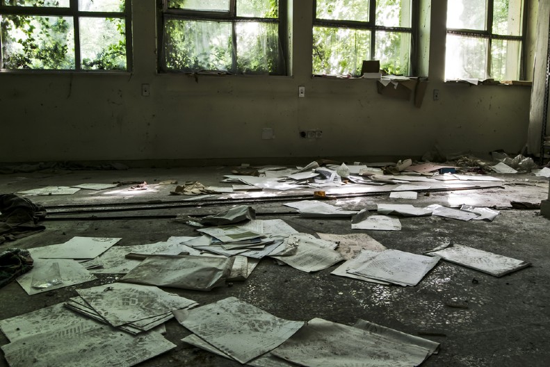 AU, KAKVA SKANDALČINA NA SRED ULICE Čovek pronašao gomilu papira, kad je video šta piše na njima, umalo se onesvestio od šoka!