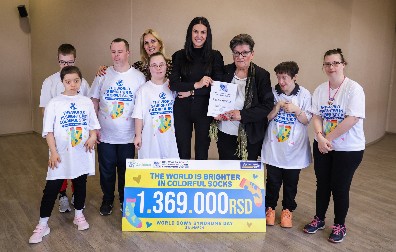 ZAVRŠENA HUMANITARNA AKCIJA „SVET JE LEPŠI U ŠARENIM ČARAPAMA“ Donirano više od 1.3 miliona dinara za podršku osobama sa Daunovim sindromom