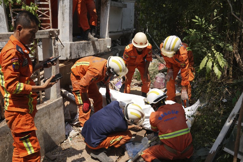 ŽENA IZVUČENA IZ RUŠEVINA 91 SAT POSLE ZEMLJOTRESA Ovo je pravo čudo, poginulo ih je skoro 3.000