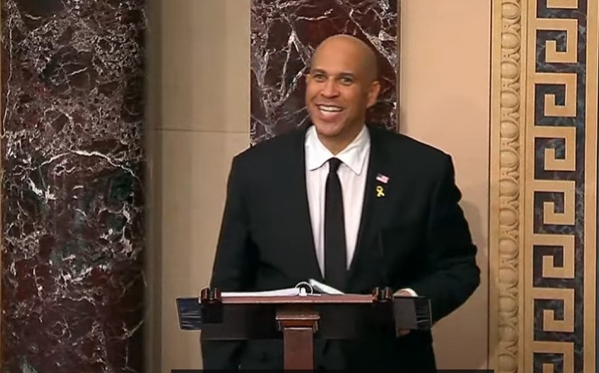 SENATOR NE PRESTAJE DA PRIČA VEĆ 20 SATI PROTIV TRAMPA! Ne sme sesti, jesti, niti ići u toalet! (VIDEO)