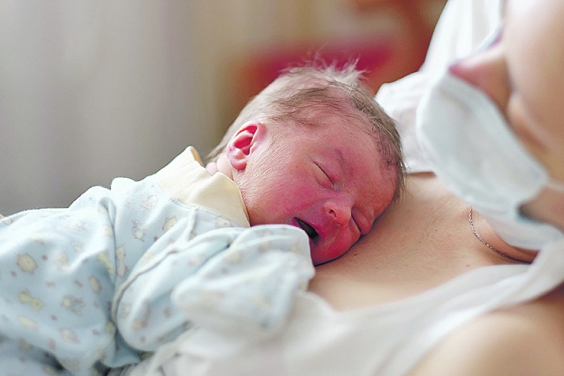 MAJKA DOŽIVELA HOROR U PORODILIŠTU Uzela da promeni bebi pelenu, a onda primetila neverovatnu grešku, nastao haos!