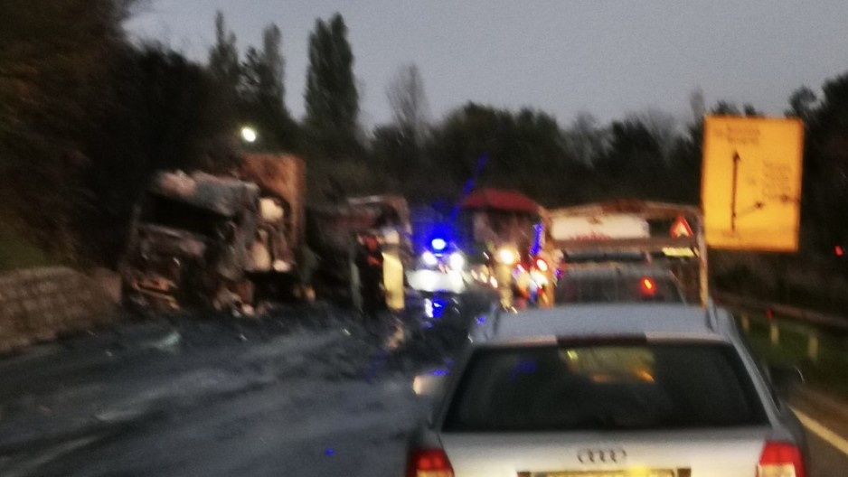 ČEONI SUDAR DVA KAMIONA KOD BEOČINA, KABINA I DELOVI TOTALNO ODVALJENI Žena sve zakuvala, pa pobegla?