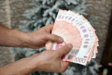 OVI GRAĐANI DOBIJAJU 20.000 DINARA Isplata počinje uskoro, evo ko ima pravo na pomoć države