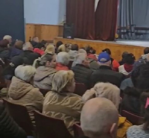 NAROD JE USTAO! Ljudima je dosta terora blokadera, roditelji iz Omoljice doveli školu u red: Dovodite ljude iz Pančeva da brane našoj deci da se školuju! (VIDEO)