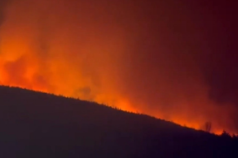 BUKTE POŽARI ŠIROM VELIKE BRITANIJE! Vatra stigla do naselja, panika se širi i Severnom Irskom! (FOTO/VIDEO)