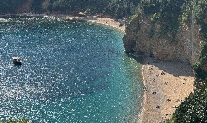 JUČE PLAŽE PUNE, DANAS ZIMSKA IDILA Šok iznad Budve u aprilu, sneg provejava kao da je januar