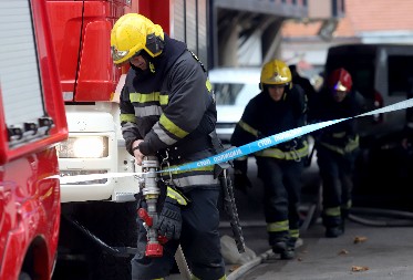TROJE POGINULO, TROJE TEŠKO POVREĐENO U NESREĆI KOD BEČEJA Vatrogasci seku vozila da izvuku tela