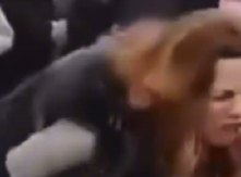 ZABRINJAVAJUĆE PONAŠANJE GLUMICE KATARINE RADIVOJEVIĆ Pogledajte šta radi nasred ulice! (VIDEO)