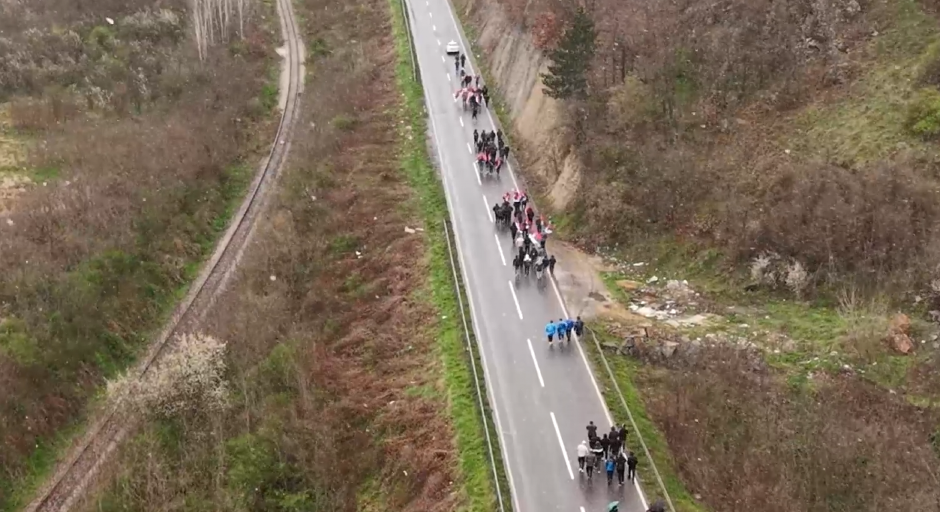 SPEKTAKULARNI SNIMAK IZ DRONA! Srbi sa Kosmeta po snegu pešače do Beograda (VIDEO)