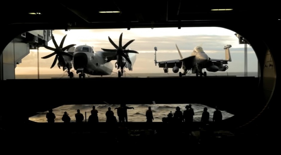 ORUŽANE SNAGE REŠETALE IZ VAZDUHA, NAPADNUT AMERIČKI NOSAČ AVIONA! Okršaj u Crvenom moru, Vašington uzvratio na udar!