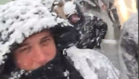 SRBI SA KiM SE PROBIJAJU KROZ SNEŽNU MEĆAVU Nevreme ih ne može pokolebati, idu za Beograd da podrže Vučića!