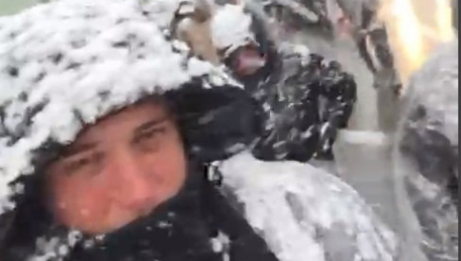 SRBI SA KiM SE PROBIJAJU KROZ SNEŽNU MEĆAVU Nevreme ih ne može pokolebati, idu za Beograd da podrže Vučića!