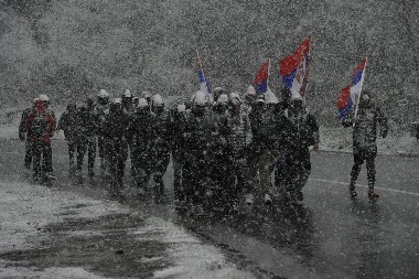 OVO MOGU SAMO SRBI SA KiM KOJI SU PEŠKE KRENULI ZA BEOGRAD! Dok sneg veje, oni ne ispuštaju zastavu Srbije! (FOTO)