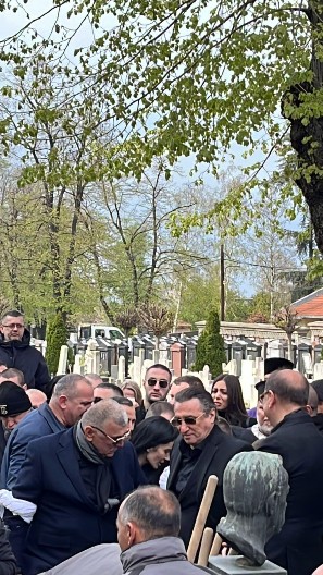 POTRESNA SCENA NA NOVOM GROBLJU Sin Željka Rutovića slomljen od tuge