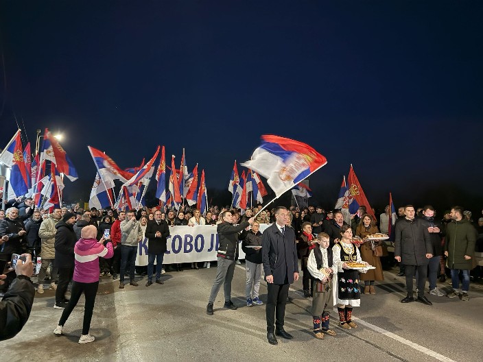 POGAČA I ČUTURICA ZA NAŠE SRBE Preko 2.000 ljudi dočekuje putnike sa Kosova i Metohije (FOTO)