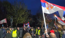 SRBI IZ SRPSKE ATINE STIGLI U INĐIJU Narod ih dočekao uz pesmu i srpske trobojke! Nastavljaju put iz Novog Sada na veliki skup u Beogradu (VIDEO)