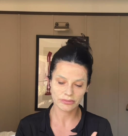 NAŠA VODITELJKA OBJAVILA SNIMAK IZ SPAVAĆE SOBE, PA ŠOKIRALA JAVNOST Detalj na njenom telu nikom nije promakao, šta će to tu? (FOTO)