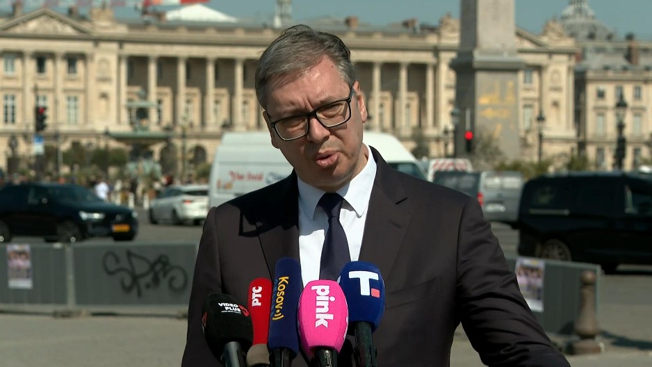 CELA SRBIJA ČULA OBRAĆANJE IZ PARIZA Vučić jednostavnim odgovorima demolirao manipulatore i licemere iz blokaderske klike! (VIDEO)
