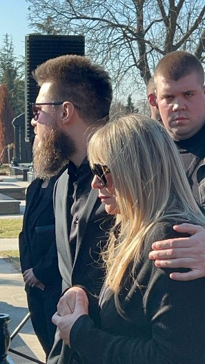 SUZANA JOVANOVIĆ UOČI 40 DANA POVUKLA OVAJ POTEZ Čim je stigla na groblje uradila je jednu stvar kod Sašinog nadgrobnog spomenika