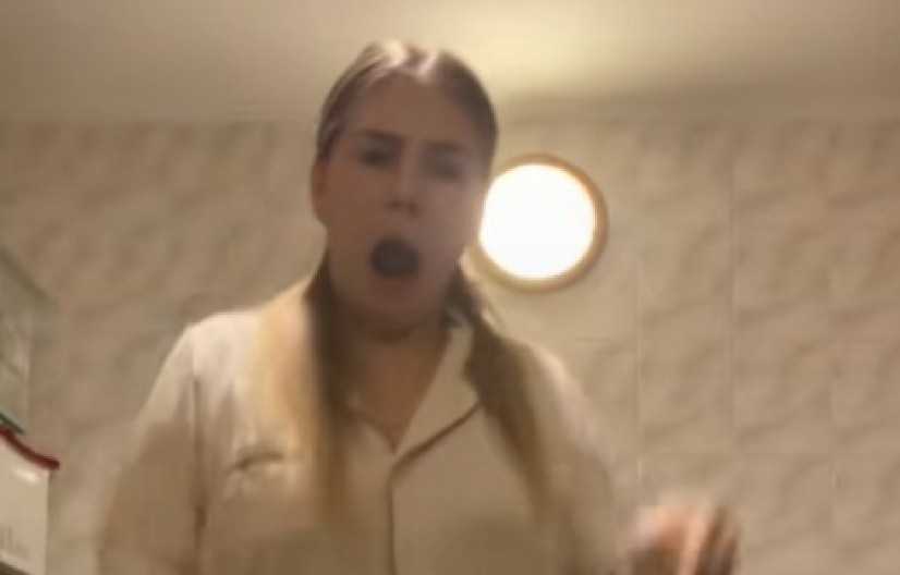 LJUDI MOJI, JEL MOGUĆE OVO? Tiktokerka doživela horor u kuhinji, mrtva riba ''pobegla'' iz pleha! (VIDEO)