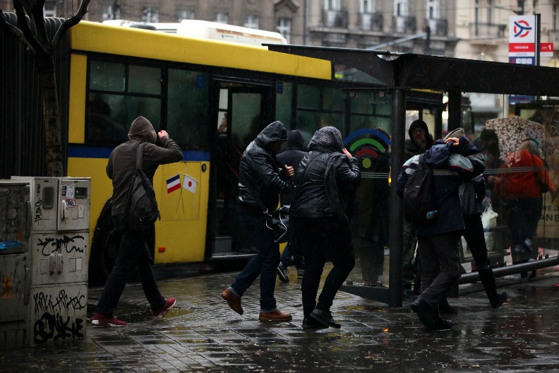 PLJUSKOVI PRETE SRBIJI TOKOM NOĆI: Oglasio se RHMZ, iznenađenje i za vikend