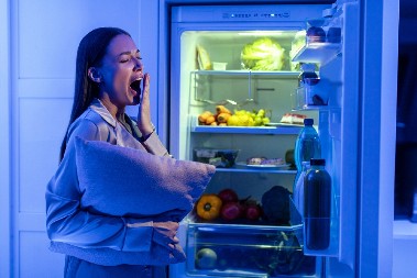 ŽENA U SRED NOĆI ČULA LUPANJE U KUHINJI Ono što je tamo zatekla ledi krv u žilama, porodica vrištala od straha! (VIDEO)