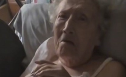 ''TI SI MI BILA NAJBOLJI PRIJATELJ'' Poslednje reči bake na samrti kidaju dušu, emotivan oproštaj od unuke rasplakao internet! (VIDEO)