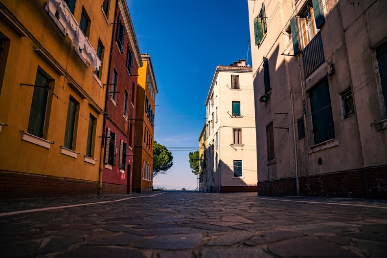 ZA GRADONAČELNIKA KANDIDOVANA VEŠTAČKA INTELIGENCIJA! Italijani kreirali Frančesku po uzoru na Moniku Beluči - šanse da odnese pobedu su ogromne?!