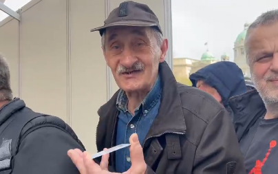 SVI SLUŠAJU ŠTA OVAJ DEKA GOVORI Iz Crne Gore sam došao samo da pošaljem pismo predsedniku i da ga podržim!