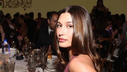 POKAZALA ZMIJSKO TELO Manekenka se slikala u kupaćem koji će biti hit leta 2025. godine, a sve zahvaljujući ovom printu