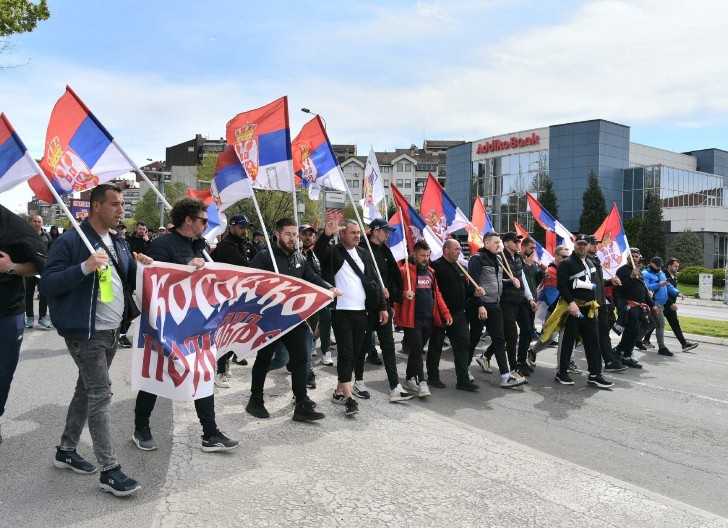 SRBI SA KiM NAPREDUJU KA BEOGRADU Naš narod pešice dolazi na Svenarodni sabor (FOTO)