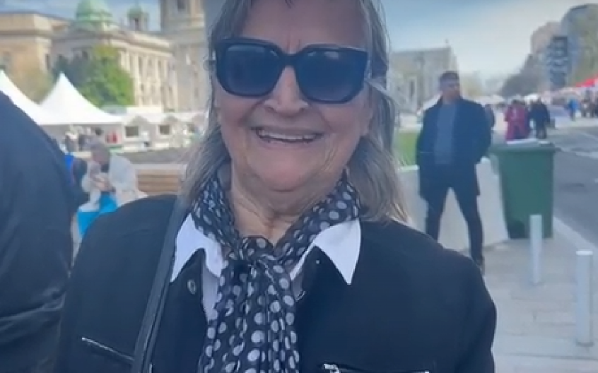 DA NAM JE ŽIV PREDSEDNIK VUČIĆ STO GODINA I TOLIKO DA VLADA! Građanka Mirka pozvala na skup: Nikad nismo bolje živeli! (VIDEO)