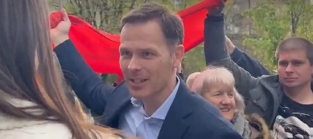 "OSEĆAM SE NAJLEPŠE NA SVETU" Ministar Mali prisustvuje razvijanju najduže trobojke ikada - Ovo je naša Srbija (VIDEO)