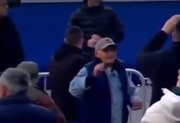 CEEEPAAAJ! Deda čuo pesmu, pa skočio na noge, građani ga oduševljeno gledali! (VIDEO)