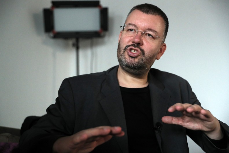 OVO SE VEŽBALO NA FAKULTETIMA JOŠ PRE 10 GODINA! Profesor Čedomir Antić ogolio kako su blokaderi došli na ideju da obore vlast u Srbiji (VIDEO)