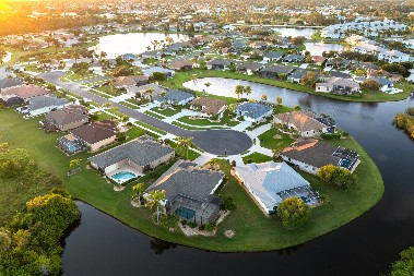 OVAKO ŽIVE MILIONERI NA FLORIDI Na prodaju luksuzna vila sa lagunom i privatnim bioskopom