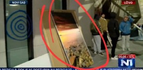 PO UZORU NA 5. OKTOBAR! Blokaderi palili, lomili, a onda su prešli i na krađu slika iz RTV u Novom Sadu! (FOTO)