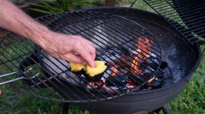PRLJAV ROŠTILJ IZAZIVA BOLESTI Najlakše je očistiti rešetku sa jednom namirnicom, masnoća nestaje za tili čas
