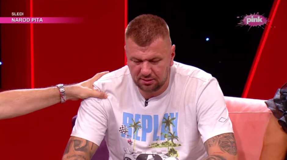 JANJUŠ PRIJAVIO POLICIJI POZNATU PEVAČICU? Otkriveni skandalozni detalji: "Ostavio ju je zaključanu u stanu"