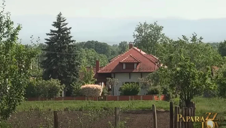 U RENOVIRANJE KUĆE ULOŽIO PRAVO BOGATSTVO Naš pevač u rodnom mestu napravio mali raj, raskošno imanje usred šume (FOTO)