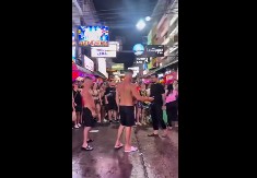 TURISTA SE ODVRATNO PONAŠAO PREMA ŽENAMA U BARU NA TAJLANDU Stigla ga je instant karma (VIDEO)