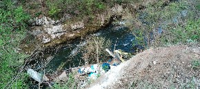 ŠLEPER SLETEO U SIĆEVAČKU KLISURU, VATROGASCI IZVLAČE VOZAČA Pijanac izazvao udes, kamiondžiji polomljen nos, a delovi svuda po putu (FOTO)