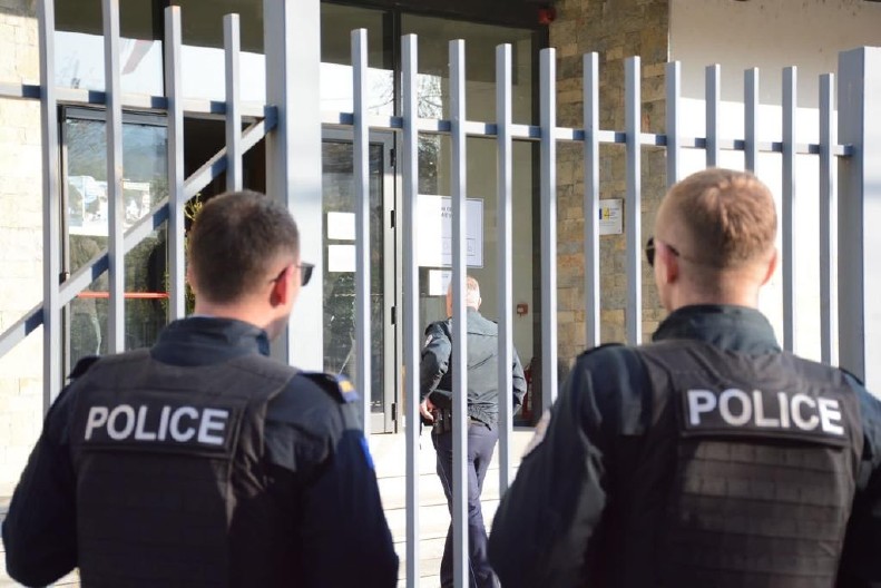 KUTRIJEVA POLICIJA NASTAVLJA SA ZULUMOM Zatvorili uplatno mesto Lutrije Srbije